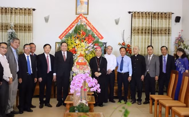 Đồng chí Trần Thanh Mẫn chụp ảnh lưu niệm cùng Giám mục Giuse Võ Đức Minh, Giám mục giáo phận Nha Trang.