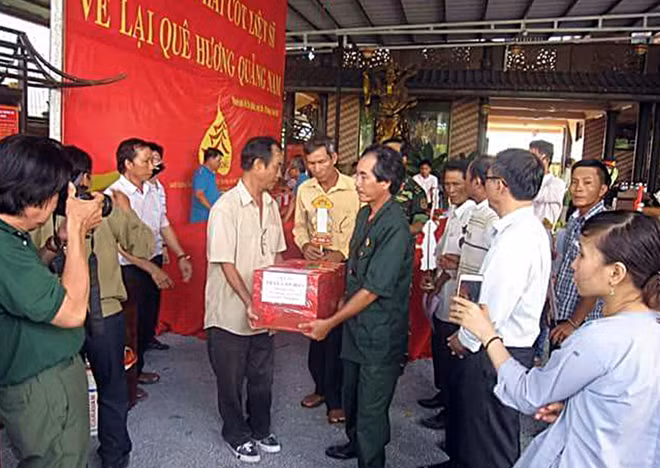 Ông Hạng và đồng đội đưa các liệt sĩ về quê nhà tại tỉnh Quảng Nam.