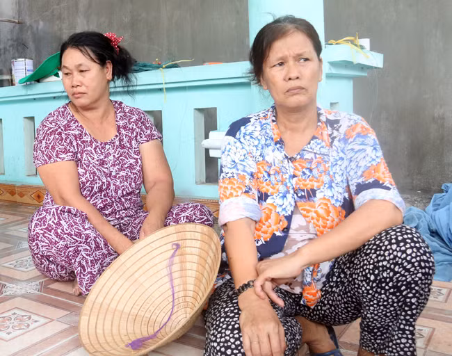 Nhiều hộ ngư dân ở Đồng Dương, thị trấn Lăng Cô có ghe thuyền đi biển nhưng không được hỗ trợ tiền.