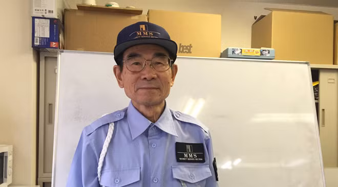 Cụ Takashi Abe làm bảo vệ, phải đứng suốt nhiều giờ.