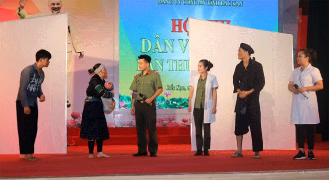 Tiểu phẩm “Chiến sỹ áo trắng” giành giải tiểu phẩm dân vận khéo hay nhất. Tiểu phẩm “Chiến sỹ áo trắng” giành giải tiểu phẩm dân vận khéo hay nhất.