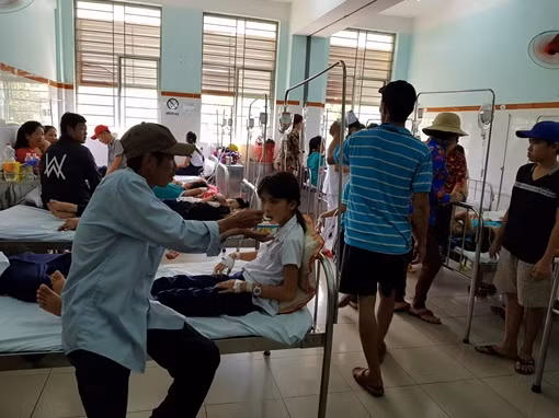 Hàng chục học sinh ngộ độc thực phẩm, nhập viện cấp cứu