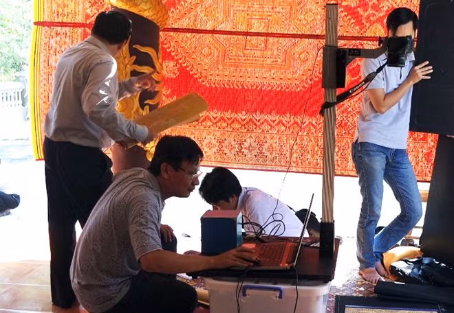 Các chuyên gia thực hiện số hóa tư liệu Hán Nôm tại làng Nghĩa Lập, xã Vinh Phú.