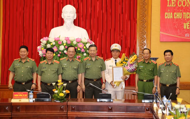 Các đồng chí trong Đảng ủy Công an Trung ương, lãnh đạo Bộ Công an tặng hoa chúc mừng Trung tướng Trần Văn Vệ.