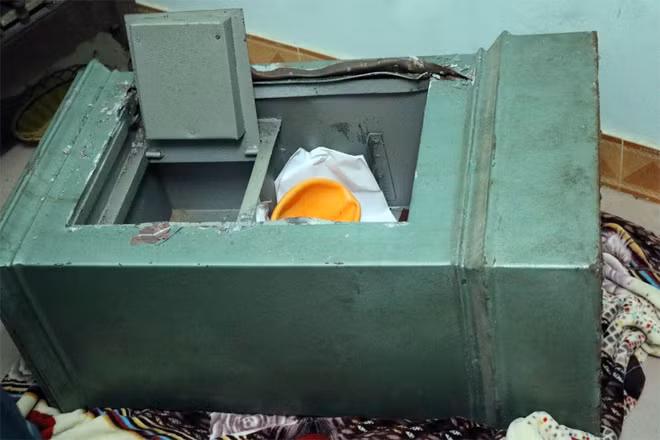 Chiếc két sắt bị bọn chúng phá.