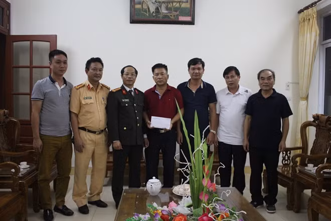 Giám đốc Công an tỉnh Hòa Bình trao thưởng “nóng” cho Ban chuyên án và chỉ huy Trạm CSGT Tân Lạc