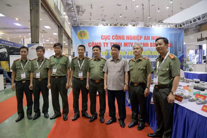 Thứ trưởng Bùi Văn Nam cùng cán bộ, chiến sĩ tại Triển lãm DSE Vietnam 2019