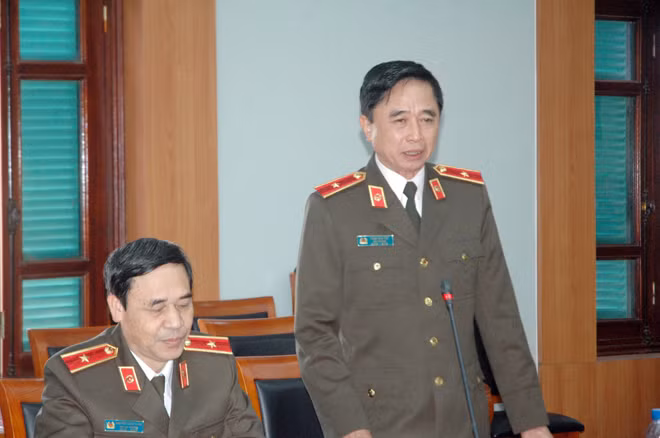 Thiếu tướng Trần Văn Tất, Phó Cục trưởng Cục Đối ngoại Bộ Công an phát biểu tham luận.
