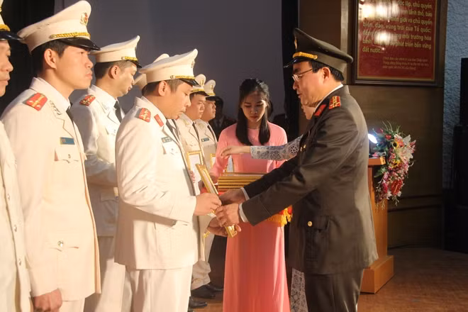 Đại tá Nguyễn Trung Thực, Giám đốc Công an tỉnh Lạng Sơn trao quyết định điều động 130 cán bộ Công an chính quy xuống xã.