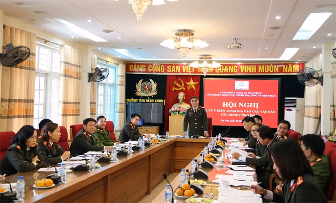 Đồng chí Phạm Mạnh Tường, Chủ tịch Công đoàn Tổng cục Chính trị CAND phát biểu tại Hội nghị.
