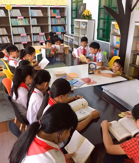 Sách tham khảo có thể hỗ trợ học sinh, nhưng cũng có thể khiến các em nảy sinh tâm lý ỷ lại, học rập khuôn.