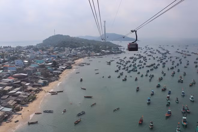 Hình chụp tuyến cáp treo Phú Quốc nhìn từ trên cao xuống biển.