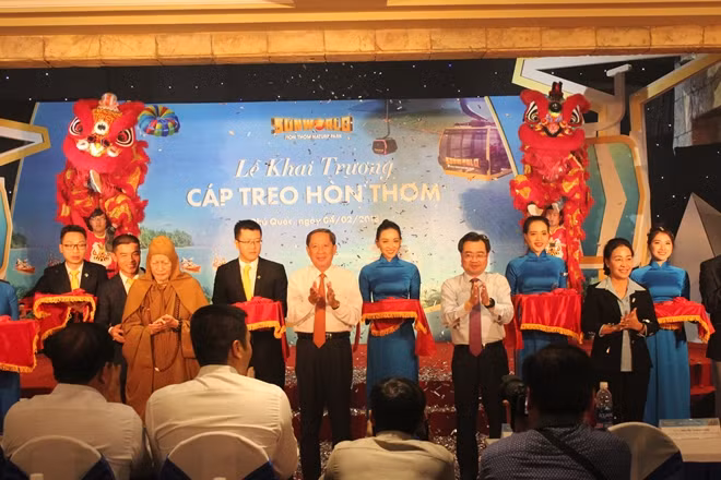 Các đại biểu thực hiện nghi thức cắt băng khai trương.