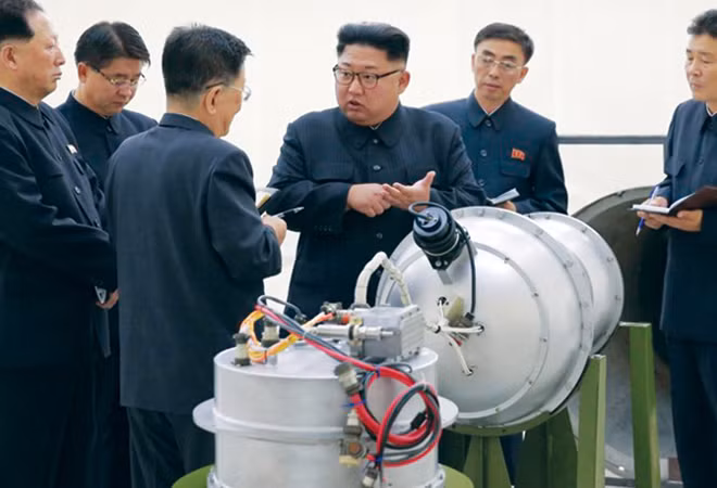 Nhà lãnh đạo Kim Jong-un kiểm tra quả bom H tại một địa điểm bí mật ngày 3-9.