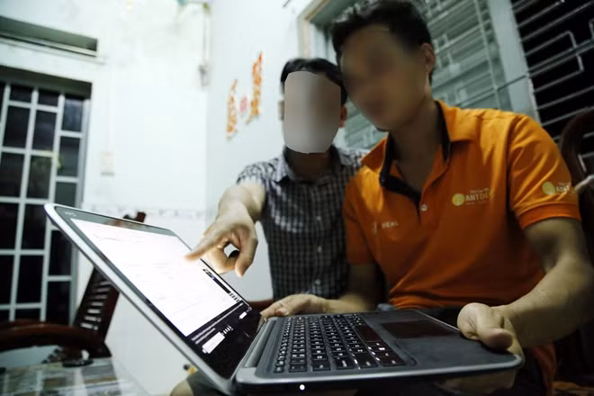 Một người chơi Bitcoin tại TP Bảo Lộc hướng dẫn một thanh niên mua đồng tiền ảo trên sàn giao dịch.