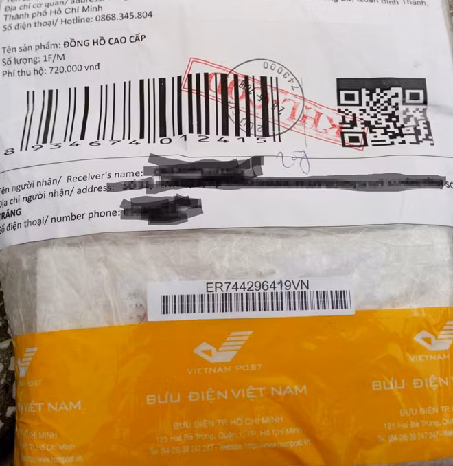 Món quà được chuyển đến anh L., nhưng bên giao hàng yêu cầu anh L., phải trả tiền trước rồi mới được mở quà.