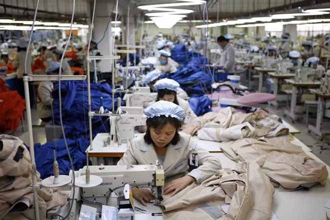 Công nhân CHDCND Triều Tiên trong một xưởng may.