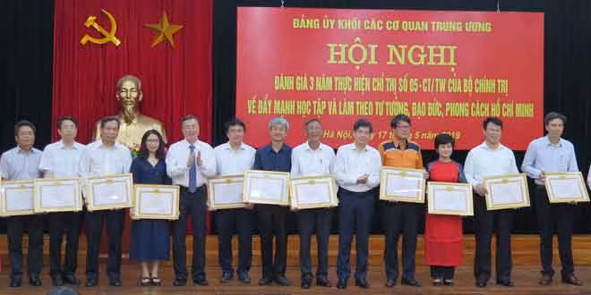 Các tập thể xuất sắc nhận Bằng khen của Đảng bộ Khối các cơ quan Trung ương tại Hội nghị.
