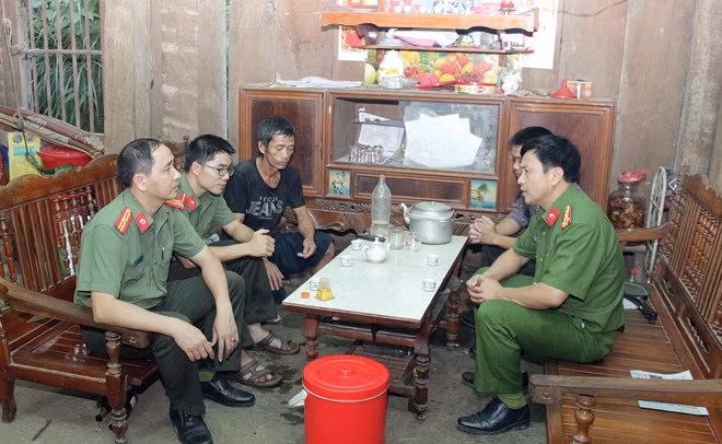 Đại tá Nguyễn Thanh Tuân, Phó Giám đốc Công an tỉnh Bắc Kạn cùng tổ công tác thăm hỏi gia đình ông Triệu Xuân Tiến.