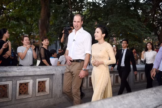 Hoàng tử William tản bộ dọc theo lối vào đền Ngọc Sơn cùng một nữ MC. Trước đó, Hoàng tử cho biết rất mong chờ giây phút được đi dạo và ngắm nhìn thành phố Hà Nội.