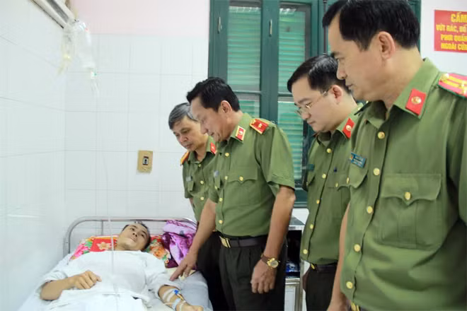Thiếu tướng Nguyễn Quang Chữ, Phó tổng cục trưởng Tổng cục Chính trị CAND thừa ủy quyền của Bộ trưởng Tô Lâm thăm hỏi, động viên Trung úy Lê Văn Tuấn Thiếu tướng Nguyễn Quang Chữ, Phó tổng cục trưởng Tổng cục Chính trị CAND thừa ủy quyền của Bộ trưởng Tô Lâm thăm hỏi, động viên Trung úy Lê Văn Tuấn