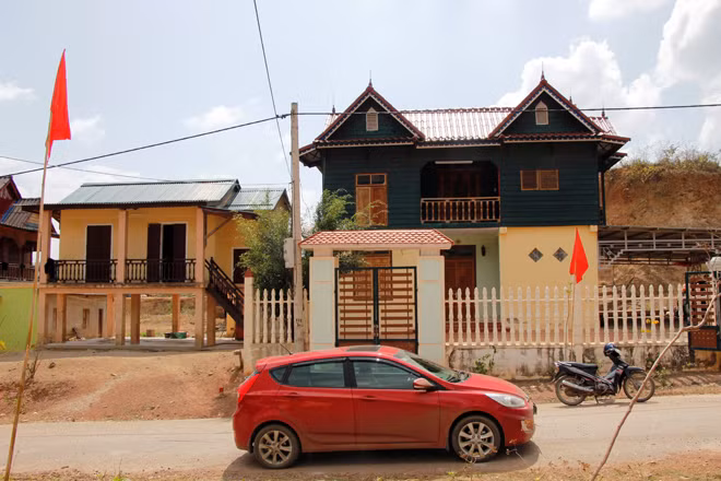 Nhà cửa người dân ở bản Pả Thanh được xây dựng khang trang, bề thế.