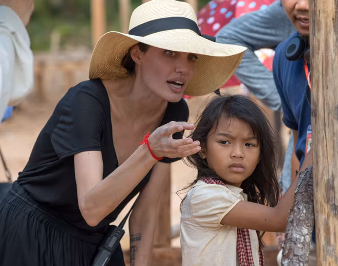 Angelina Jolie chỉ đạo diễn xuất cho cô bé Srey Moch tại phim trường
