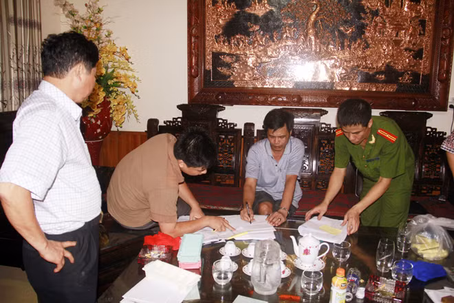Dương Bá Liệu bị bắt khi đang tổ chức đánh bạc qua mạng tại nhà.