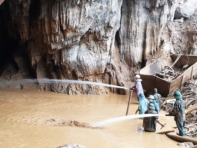 Các kíp trực cứu nạn cứu hộ tiếp tục tìm kiếm nạn nhân thứ hai.