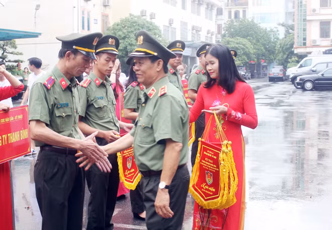Trung tướng Lê Văn Minh tặng hoa và trao cờ lưu niệm cho các đơn vị