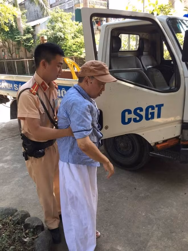 Hỗ trợ đưa cụ Chi lên xe.