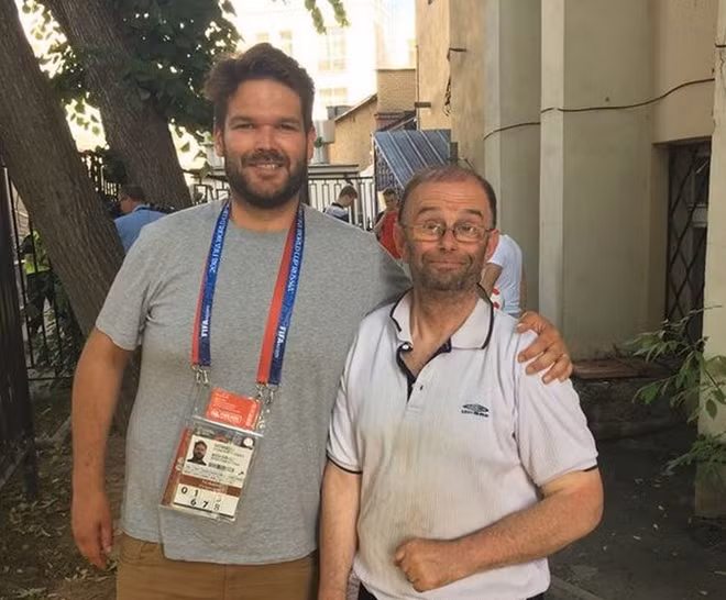 Douglas (phải) và Dan Howells, phóng viên của kênh truyền hình ITV News (Anh).
