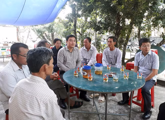 Lãnh đạo chính quyền địa phương huyện Bố Trạch, Quảng Bình thăm hỏi, động viên thân nhân các nạn nhân chết trong vụ 39 người ở Anh vừa qua. Lãnh đạo chính quyền địa phương huyện Bố Trạch, Quảng Bình thăm hỏi, động viên thân nhân các nạn nhân chết trong vụ 39 người ở Anh vừa qua.