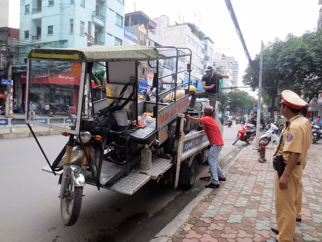 Cảnh sát giao thông Hà Nội tạm giữ xe tự chế vi phạm an toàn giao thông.