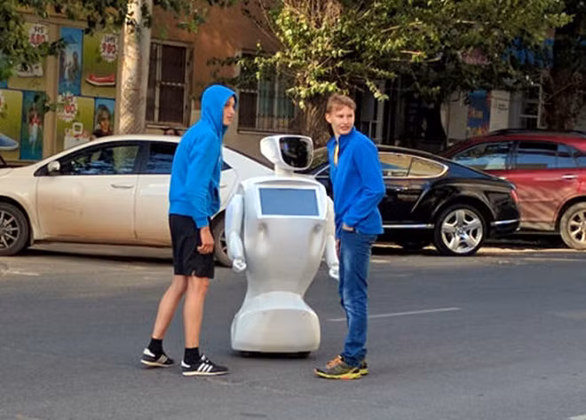 Promobot từng trốn khỏi phòng thí nghiệm để khám phá phố phường.