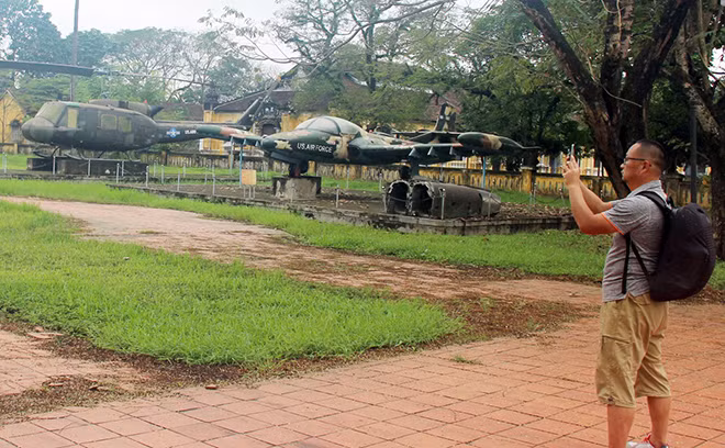 Một số hiện vật lịch sử được trưng bày tại di tích Quốc Tử Giám triều Nguyễn xuống cấp, hư hỏng.