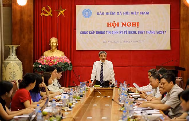 Ông Phạm Lương Sơn, Phó Tổng Giám đốc Bảo hiểm xã hội Việt Nam phát biểu tại Hội nghị.
