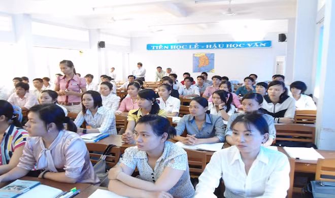 Nhiều bạn trẻ sau khi tốt nghiệp THPT chọn học định hướng đi xuất khẩu lao động thay vì học tiếp lên đại học. Nhiều bạn trẻ sau khi tốt nghiệp THPT chọn học định hướng đi xuất khẩu lao động thay vì học tiếp lên đại học.