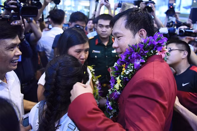 Sau khoảng một tiếng giao lưu với truyền thông, người hâm mộ, Xuân Vinh phải nhờ an ninh can thiệp để được gặp vợ con. Anh vui mừng được gặp lại người thân sau một thời gian dài tập trung thi đấu.