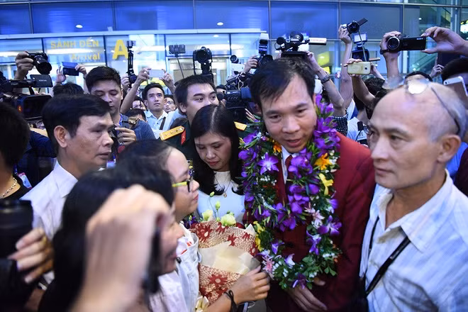 Con gái Hoàng Xuân Vinh và vợ anh, chị Phan Hương Giang không giấu xúc động khi gặp lại bố, chồng.