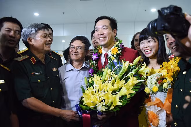 Xuân Vinh và các thành viên của đội tuyển nói họ choáng ngợp trước sự đón tiếp của người hâm mộ.