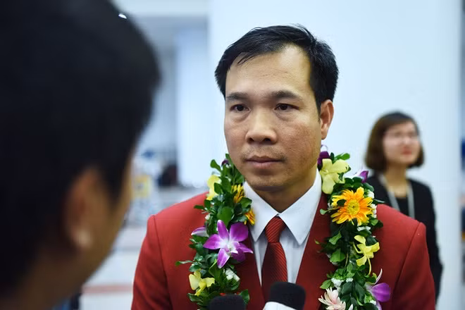"Đến giờ, tôi vẫn còn tiếc nuối vì chỉ đoạt HC bạc nội dung súng ngắn bắn chậm 50m. Về chiếc HC vàng 10m súng ngắn hơi, ở giai đoạn quyết định, tôi rất thoải mái vì đã tập luyện thi đấu nội dung này rất nhiều", Hoàng Xuân Vinh chia sẻ tại sân bay. "Trước mắt, tôi sẽ nghỉ ngơi một thời gian để tận hưởng chiến thắng. Nhưng sau đó, tôi sẽ nhanh chóng trở lại, vì thể thao không có nghĩa là dừng lại sau khi chiến thắng".