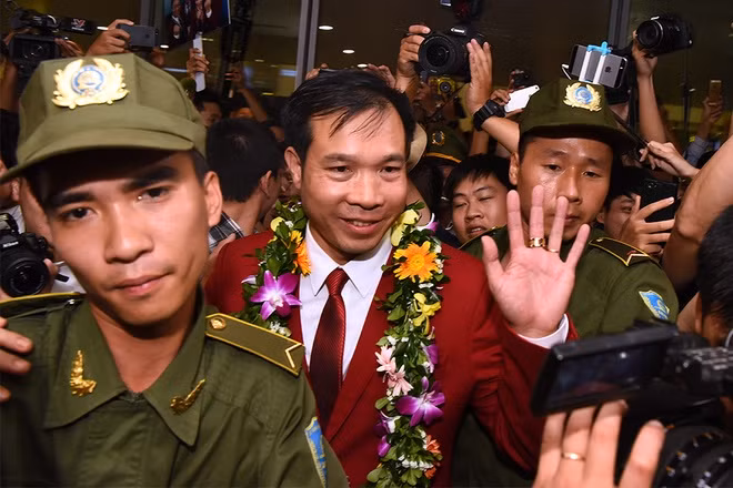 Anh tươi cười và vẫy tay khi người hâm mộ hô vang "Hoàng Xuân Vinh" và hò reo không ngớt. Hoàng Xuân Vinh về nước sau khi lập chiến công hiển hách chưa từng có cho thể thao Việt Nam trong lịch sử các lần dự Olympic. Xạ thủ 41 tuổi này đoạt một HC vàng và một HC bạc.