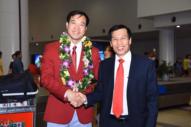 Chuyến bay đưa Hoàng Xuân Vinh về nước hạ cánh ở Nội Bài lúc 20h49, sớm hơn khoảng một tiếng so với lịch trình. Ra đón anh ở sảnh về là Bộ trưởng Bộ Văn hoá - Thể thao - Du lịch, Nguyễn Ngọc Thiện.