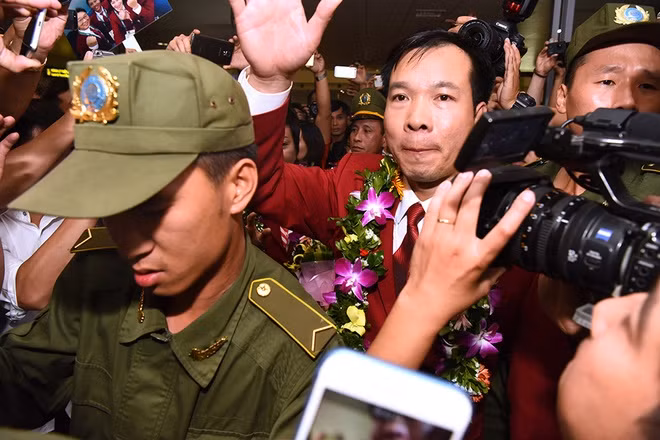 Hàng trăm người hâm mộ cùng đông đảo phóng viên có mặt tại cửa ra sân bay quốc tế Nội Bài từ chập tối để chờ đón Hoàng Xuân Vinh và đội bắn súng Việt Nam trở về từ Brazil.