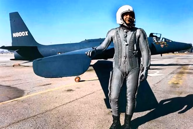 Phi công Mỹ Gary Powers trước chiếc U-2.