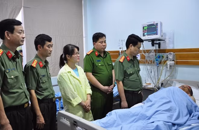 Lãnh đạo CATP Hải Phòng thăm hỏi, động viên Thượng úy Nguyễn Trọng Quý.