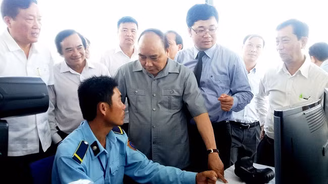 Thủ tướng Chính phủ Nguyễn Xuân Phúc gặp gỡ và thăm hỏi cán bộ công nhân viên chức Nhà máy lọc dầu Dung Quất.