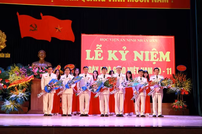 Tặng hoa cho Ban giám đốc Học viện.