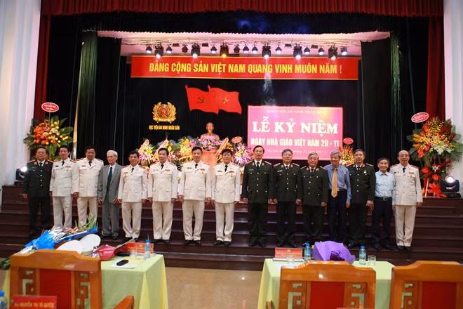 Thiếu tướng Bùi Minh Giám với các đại biểu và Ban giám hiệu Học viện ANND.